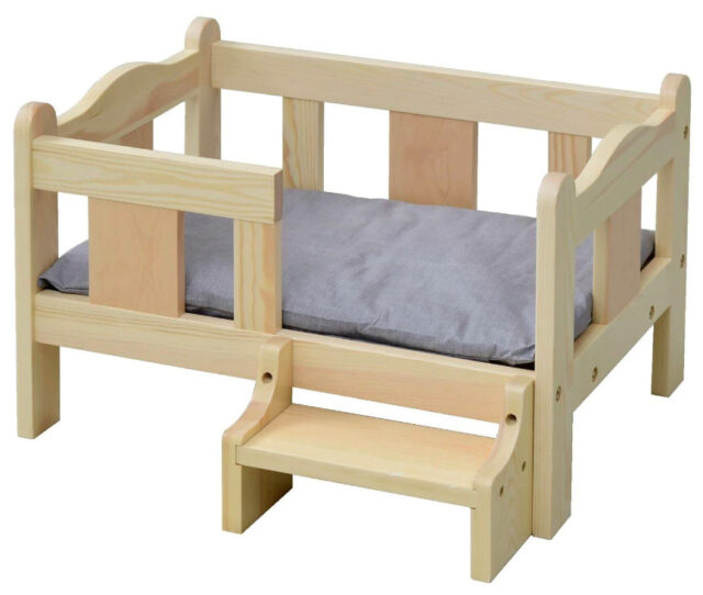 本物のベッドを小さくしたようなクッション付き木製ベッド