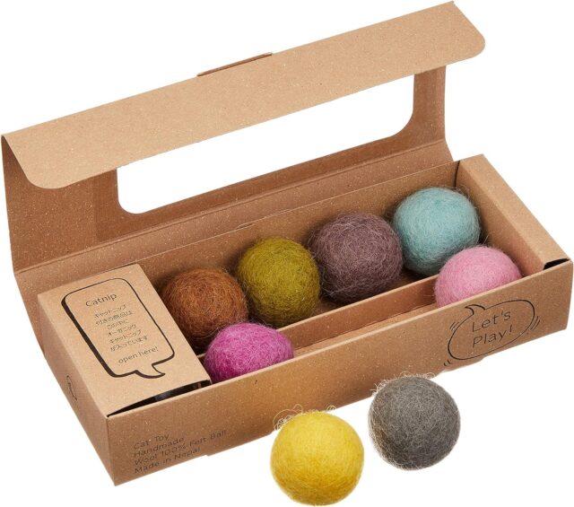 猫が夢中になるカラフル毛玉ボール