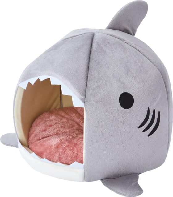 猫も人も楽しめるサメ型デザインのふわふわキャットベッド