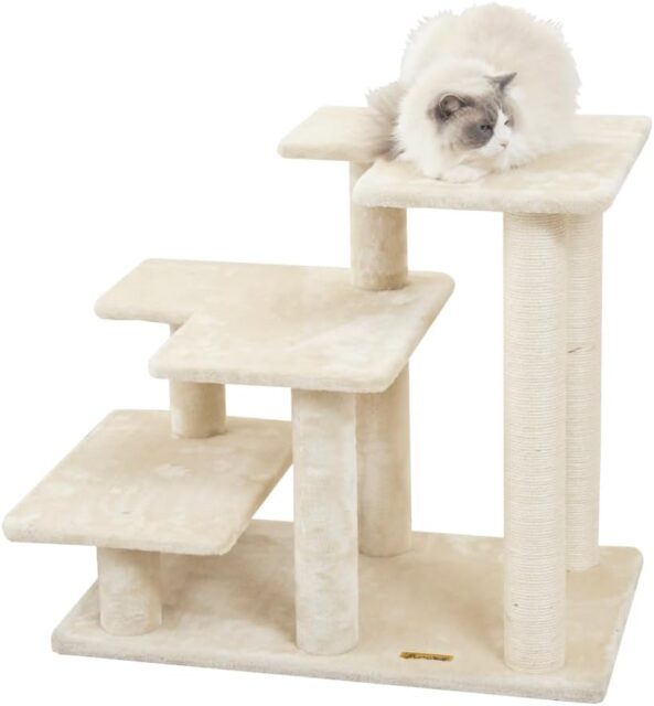 窓から外を眺めるのに最適な脚立タイプのキャットタワー